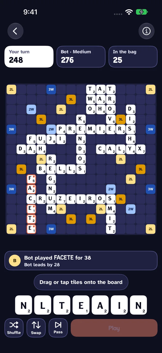Rackety in dark appearance: white tiles on a deep navy board with bright bonus squares